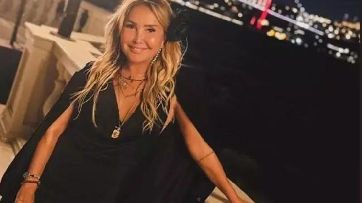 Yonca Evcimik’in Sahne Kıyafeti Olay Yarattı Ünlü Şarkıcı Tüm Dikkatleri Üzerine Çekti