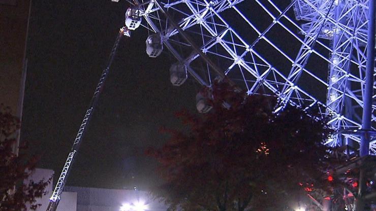 Yıldırım düştü, dönme dolap durdu! 20 kişi saatlerce mahsur kaldı...