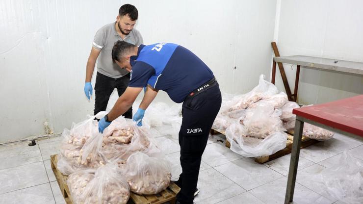 Antalya'da son kullanma tarihi geçmiş 25 ton tavuk ürünü imha edildi Antalya'da son kullanma tarihi geçmiş 25 ton tavuk ürünü imha edildi