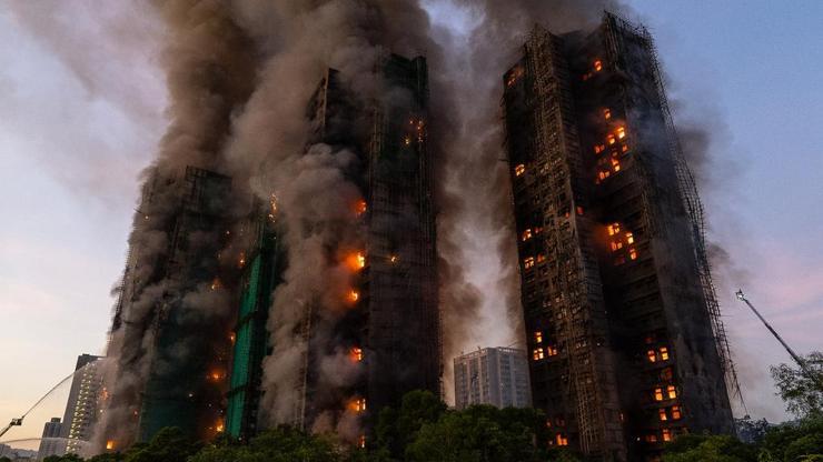 Hong Kongda çok katlı binada dev yangın: Ölü ve mahsur kalanlar var