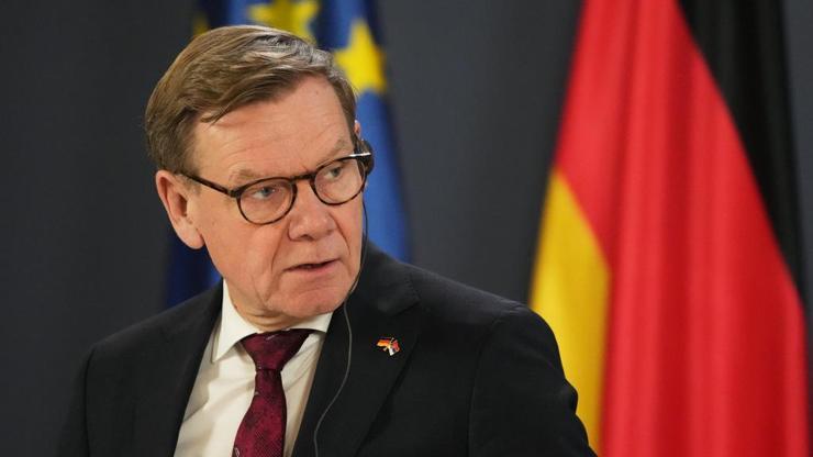 Alman bakana meclis konuşması esnasında protesto: Filistin bayrağı açtı!