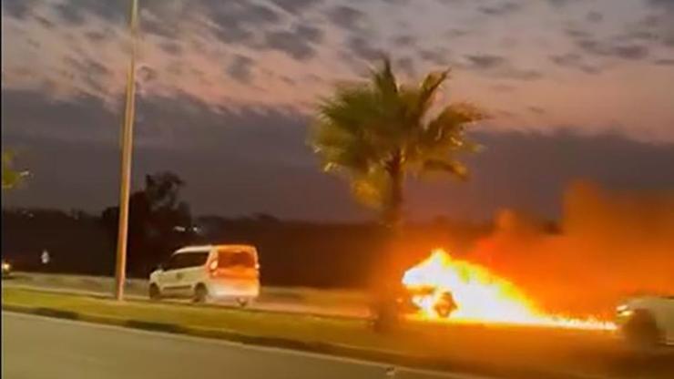 Adana'da seyir halindeki otomobil alev alev yandı!