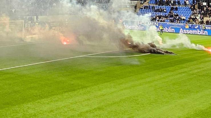 İsveç'te küme düşen takımın taraftarları sahayı yaktı
