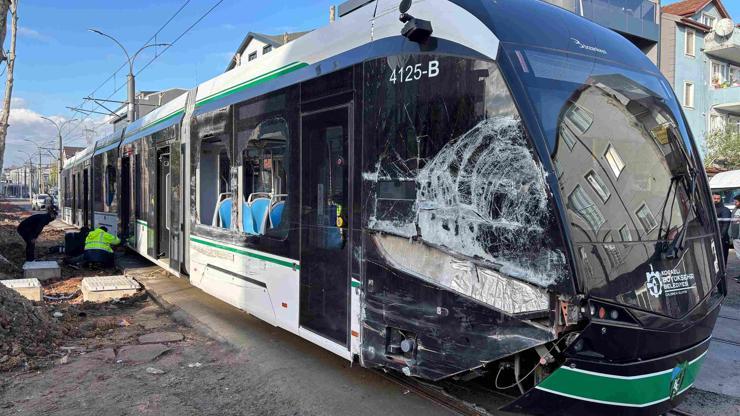 Kocaeli'nde tramvay ile çöp kamyonu çarpıştı: 3 yaralı