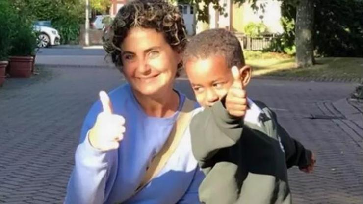Esra Akkaya’nın Afrika’dan Evlat Edindiği Oğlu Can Alex Büyüdü Anne-Oğul Pozları Sanal Medyada Olay Oldu