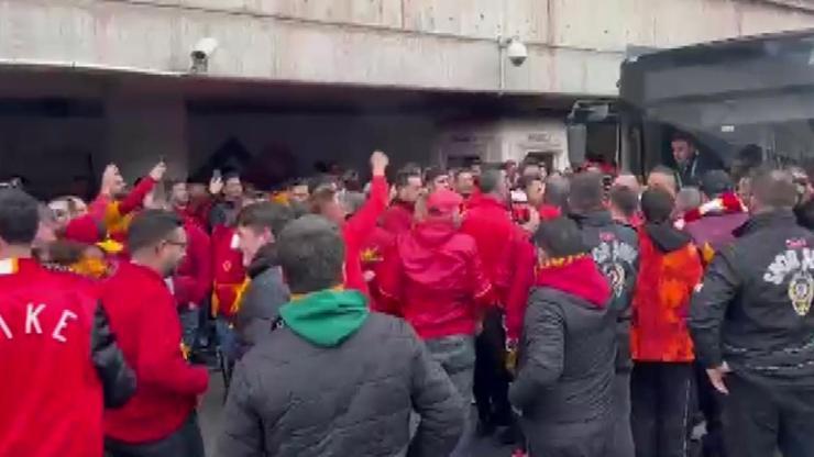 Galatasaray taraftarları, 30 otobüsle Kadıköy'e hareket etti