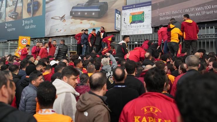 Galatasaray taraftarları Kadıköy'e geldi