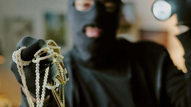 Hırsızdan akılalmaz yöntem Kolyeyi yutarak çaldı..