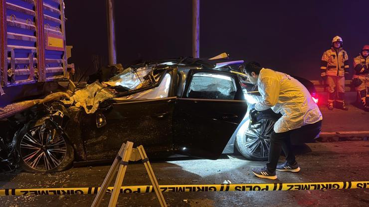 Kütahya'da otomobil TIR'a arkadan çarptı: 4 ölü