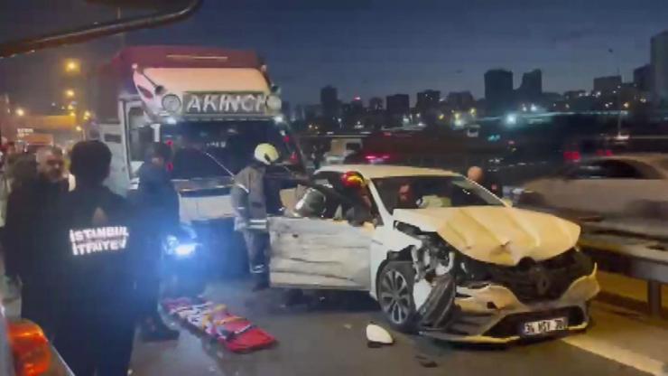 Bağcılar TEM Otoyolu'nda zincirleme kaza! 3 şerit trafiğe kapatıldı Bağcılar TEM Otoyolu'nda zincirleme kaza! 3 şerit trafiğe kapatıldı