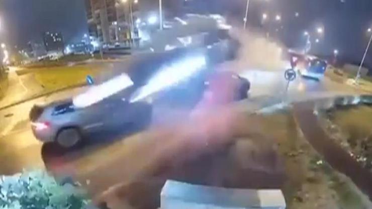 Romanyada kaza anı kamerada 2 aracın üzerinden böyle uçtu