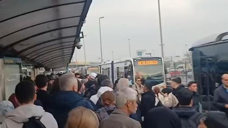 İstanbul - Cevizlibağ'da baygınlık geçirerek düşen 14 yaşındaki kıza metrobüs çarptı İstanbul - Cevizlibağ'da baygınlık geçirerek düşen 14 yaşındaki kıza metrobüs çarptı