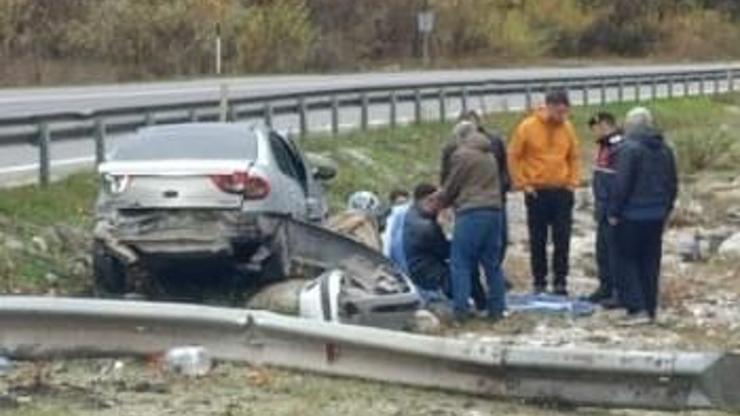 Bariyerleri a&#x15F;&#x131;p ref&#xFC;je giren otomobildeki 2 ki&#x15F;i yaraland&#x131;