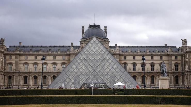 Louvre Müzesi’nde bir skandal daha! Yüzlerce nadir kitap hasar gördü Louvre Müzesi’nde bir skandal daha! Yüzlerce nadir kitap hasar gördü