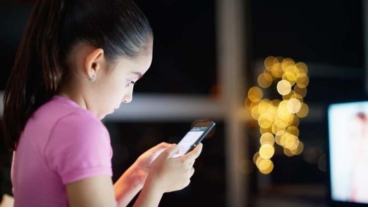 Akıllı Telefon ve Tabletlerin 12 Yaş Altına Etkileri Ortaya Çıktı: Obezite, Depresyon, Uyku Eksikliğine Yol Açıyor Ailelere Kritik Uyarı