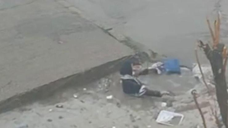 Kaldırımda yürürken su dolu çukura düştü