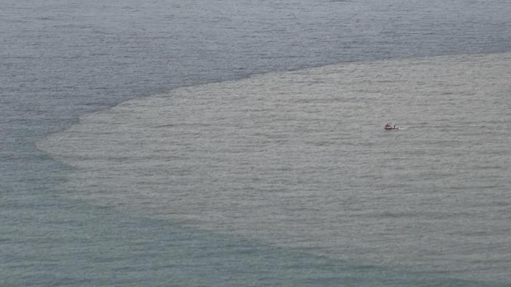 Bartın Irmağı'nın döküldüğü noktada denizin rengi kahverengiye döndü