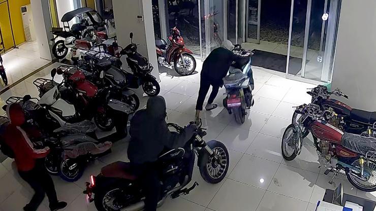 Kepengini zorlayarak girdikleri galeriden 1 dakikada 4 motosiklet çaldılar