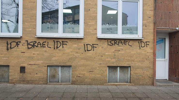 Almanya’da iki camiye saldırı: Duvarlara İsrail ve IDF yazıldı Almanya’da iki camiye saldırı: Duvarlara İsrail ve IDF yazıldı