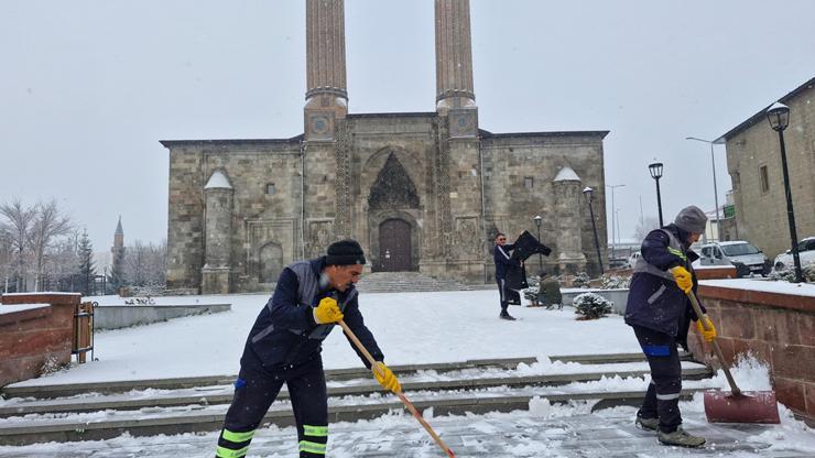Doğu’da kar kapıyı çaldı: Erzurum ve Erzincan beyaza büründü