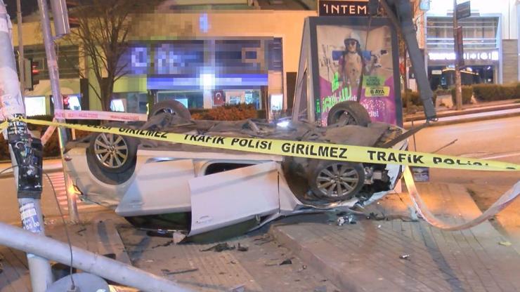 Önce motosiklete sonra direğe çarpıp ters döndü: 4 yaralı