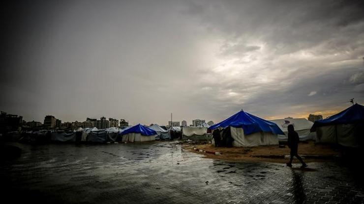 Gazze’de şiddetli yağış: Filistinlilerin çadırları su altında kaldı