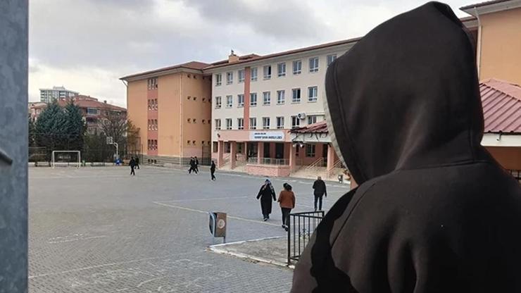 Öğretmen kız öğrencilere müstehcen fotoğrafını gönderdi Öğretmen kız öğrencilere müstehcen fotoğrafını gönderdi