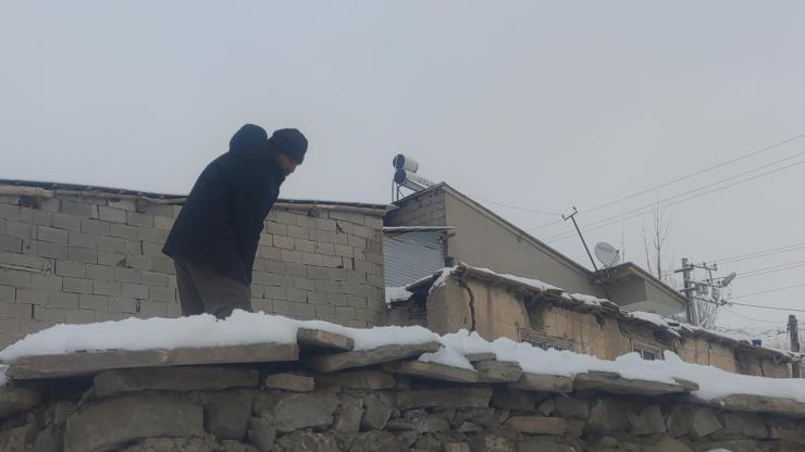 Kar Van’ı teslim aldı: 90 yerleşim yerinin yolu kapandı