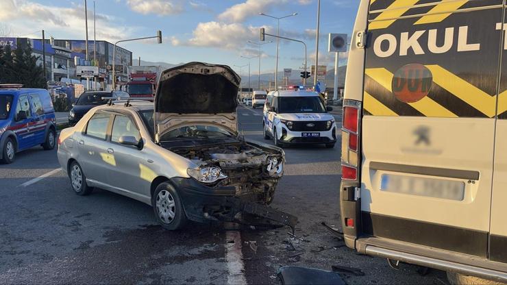 Balıkesir'de öğrenci servisiyle otomobil çarpıştı: 8 yaralı Balıkesir'de öğrenci servisiyle otomobil çarpıştı: 8 yaralı