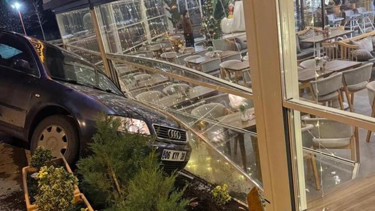 Kontrolden çıkan otomobil kafeteryaya girdi