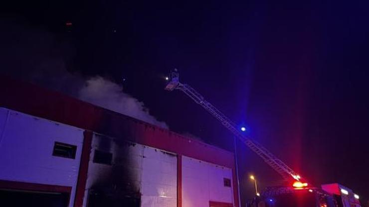 Alevler geceyi aydınlattı Mobilya atölyesinde korkutan yangın