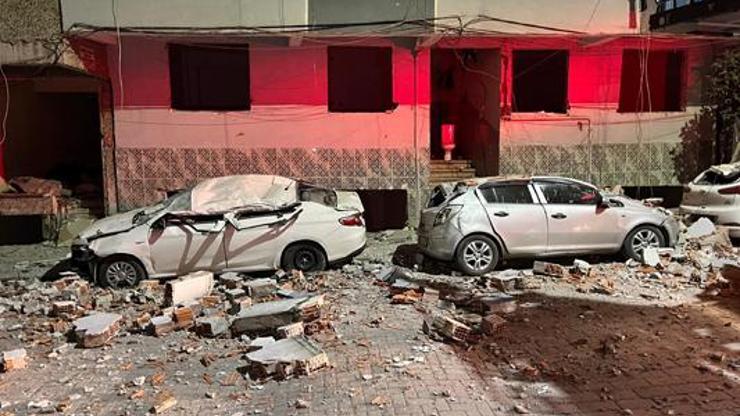 Kentsel dönüşümdeki binadan düşen parçalar, 3 otomobili hurdaya çevirdi