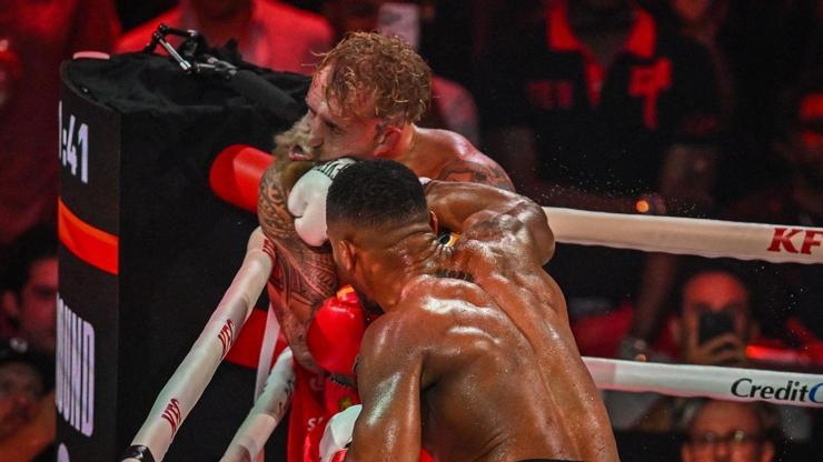 Merakla bekleniyordu! Anthony Joshua - Jake Paul maçı nakavtla sona erdi...