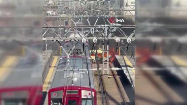 Japonya'da otomobil ile yolcu treni çarpıştı