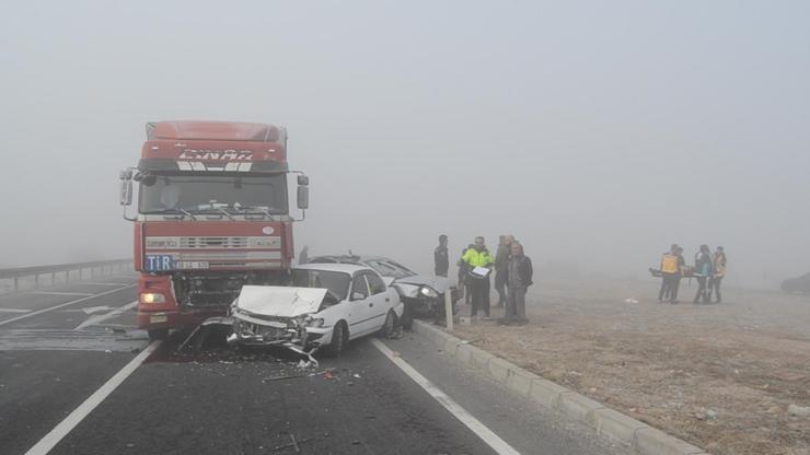 TIR, kırmızı ışıkta duran 4 araca çarptı