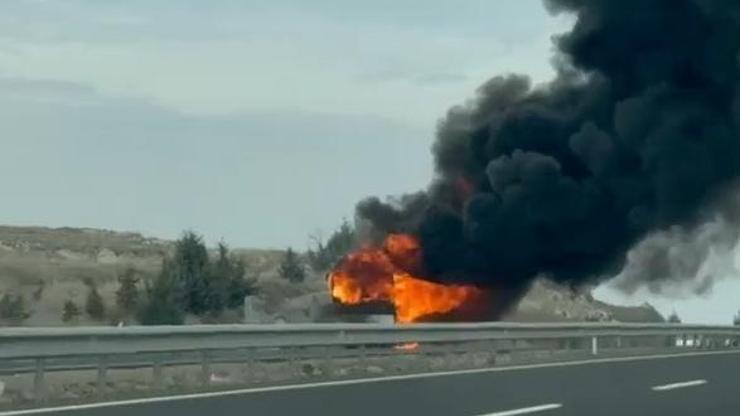  Seyir halindeki otobüs alev alev yandı!