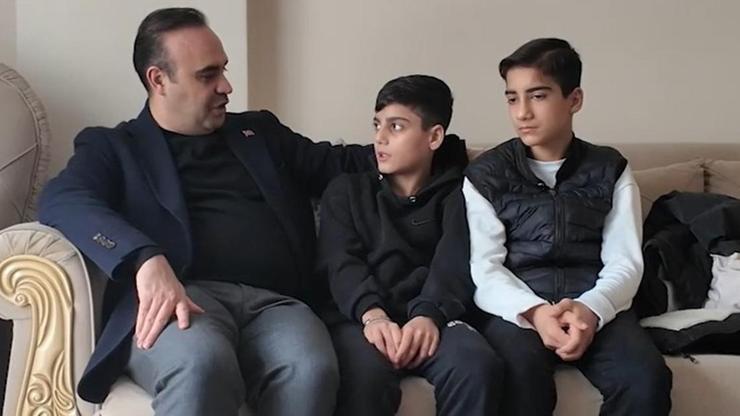 Buldukları milyonluk altını sahibine teslim den 'altın kalpli' çocuklar ilk kez konuştu! Çocuklar yaşadıklarını Bakan Kacır'a anlattı
