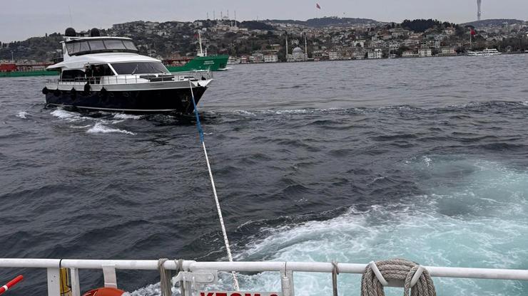 İstanbul Boğazı'nda panik dolu anlar! Sürüklenen tekneye kurtarma operasyonu İstanbul Boğazı'nda panik dolu anlar! Sürüklenen tekneye kurtarma operasyonu