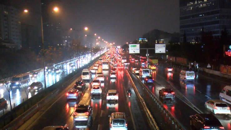 İstanbul yeni güne nasıl başladı? Megakentte trafik durma noktasına geldi! İstanbul yeni güne nasıl başladı? Megakentte trafik durma noktasına geldi!
