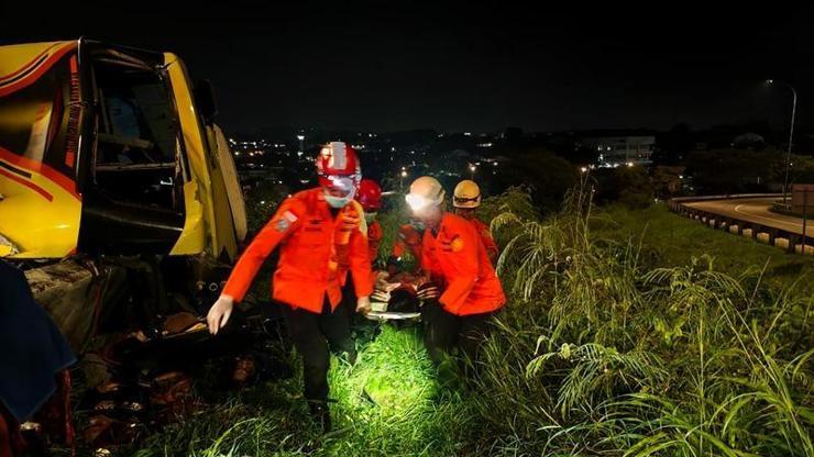 Endonezyada katliam gibi kaza: 16 kişi öldü