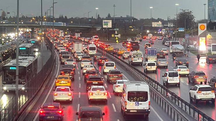 İstanbul'da trafik kilit! Yüzde 85'i gördü İstanbul'da trafik kilit! Yüzde 85'i gördü