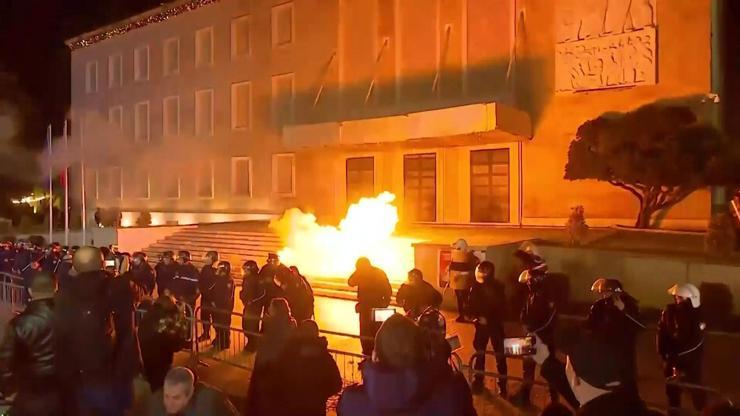 Arnavutlukta tansiyon yüksek Başbakan ve yardımcısının istifası isteniyor