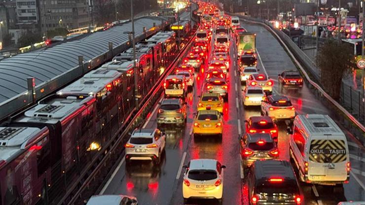 İstanbul'da akşam saatlerinde trafik yoğunluğu yüzde 90'a çıktı