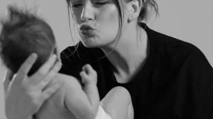 Gizem Karaca Annelik Deneyimini Anlattı: “Bambaşka Bir Dönemin İçindeyim”