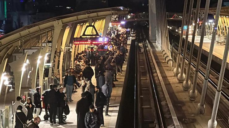 İstanbul'da metro seferlerinde aksama! Bazı seferler durduruldu İstanbul'da metro seferlerinde aksama! Bazı seferler durduruldu