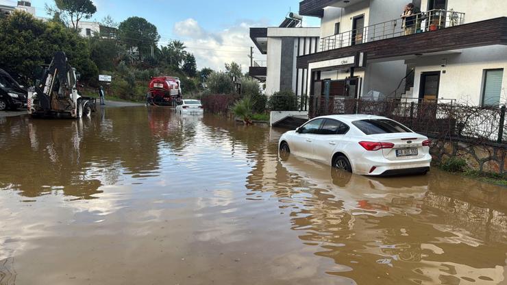 Metrekareye 44,2 kilogram yağmur düştü! Sokaklar göle döndü