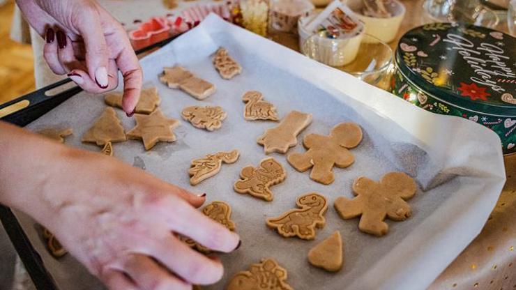 YILBAŞI KURABİYESİ TARİFİ Zencefilli tarçınlı yılbaşı kurabiyesi nasıl yapılır