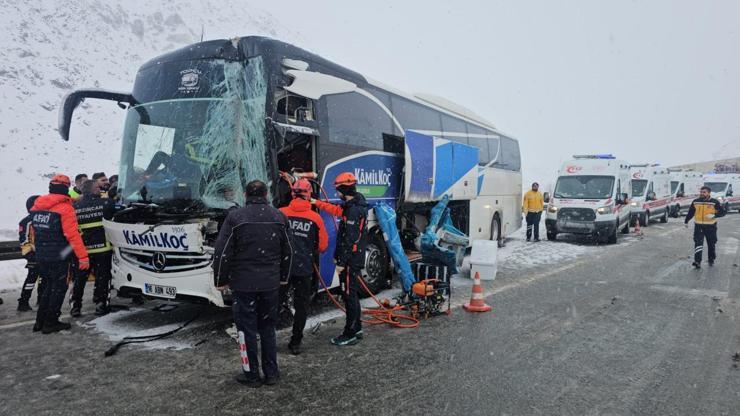 Erzincan'da yolcu otobüsü tıra çarptı