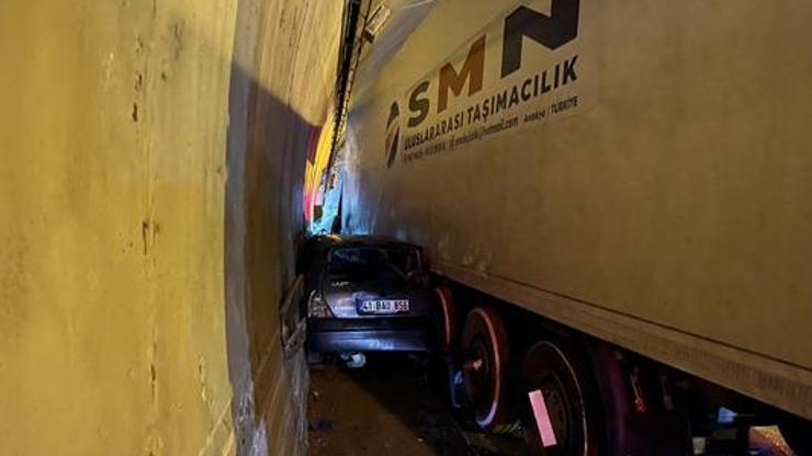 Tünelde korku dolu anlar Otomobil, TIR ile duvar arasında sıkıştı