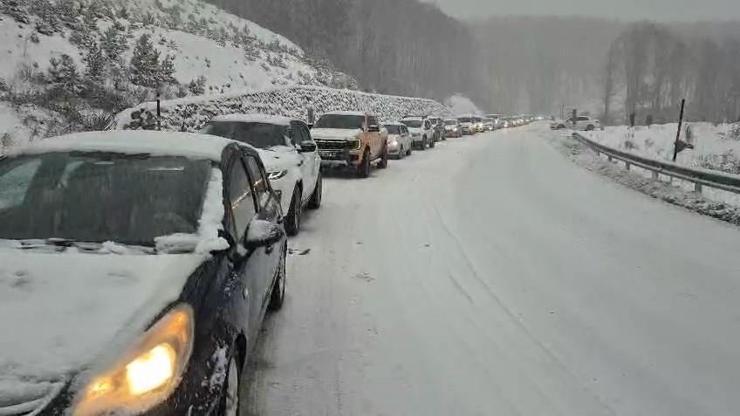 Hafta sonu tatili işkenceye döndü Uludağda kilometrelerce kuyruk oluştu